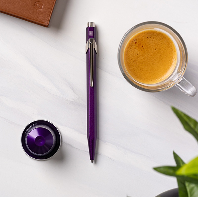 Długopis CARAN D'ACHE 849 Nespresso Arpeggio, M, w pudełku, fioletowy