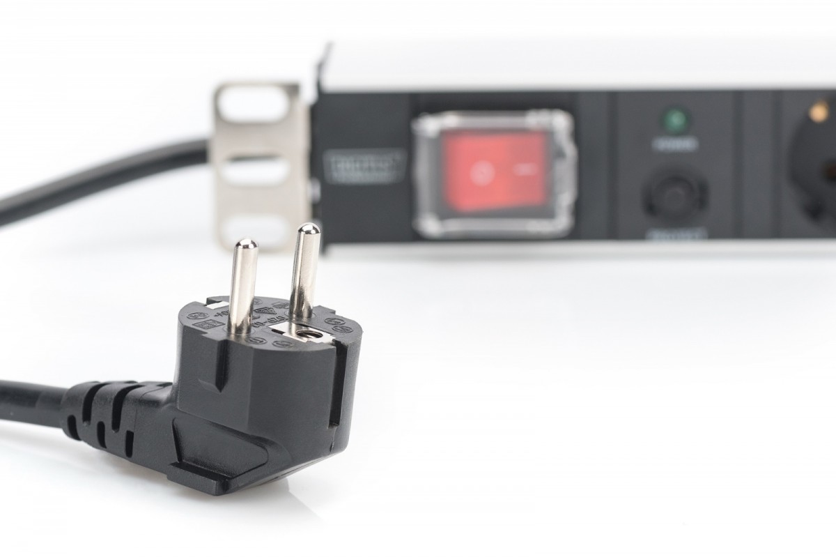 Listwa zasilająca PDU 19" Rack, 7x gniazdo schuko, 2.0m, 1x wtyk unischuko, 16A, wł./wył., zabezpieczenie przeciążeniowe, profil aluminiowy